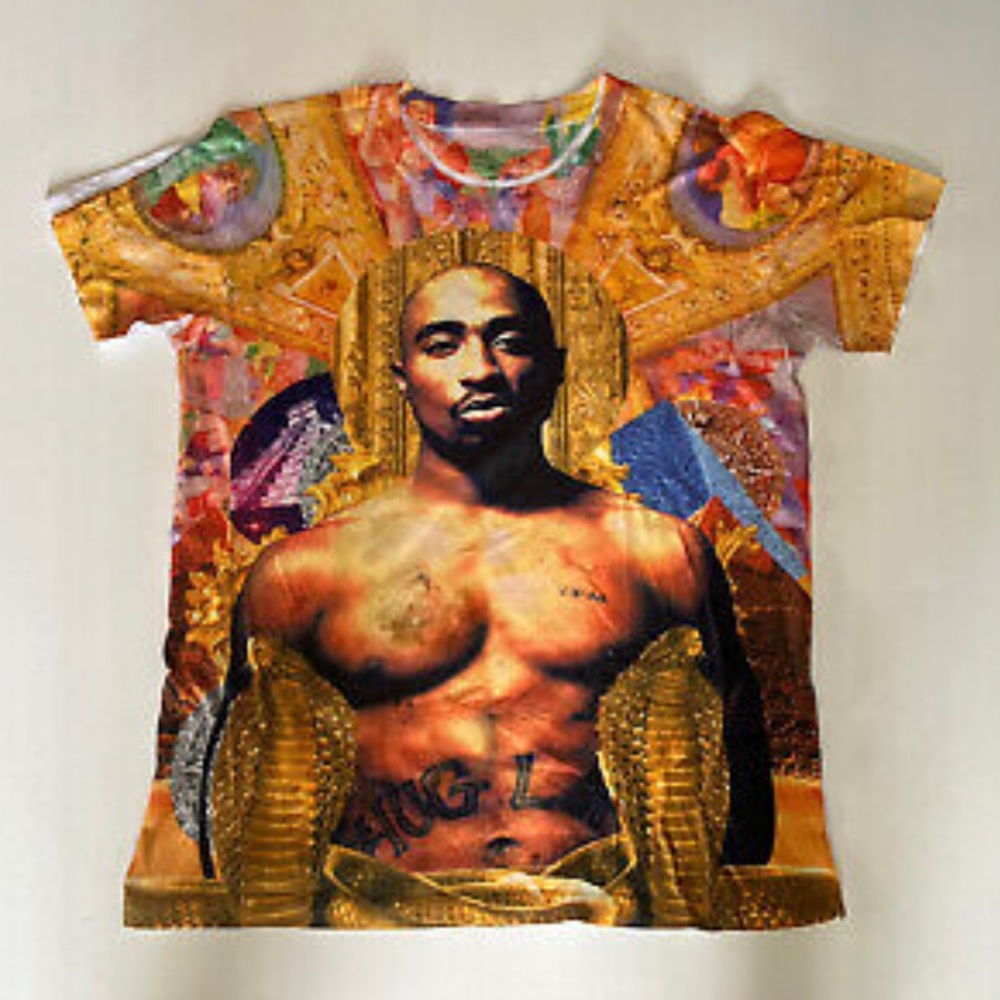 Tupac t-shirt multi colored . Size small